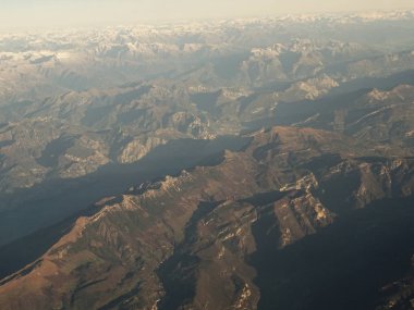 uçak görünümünden dağlar