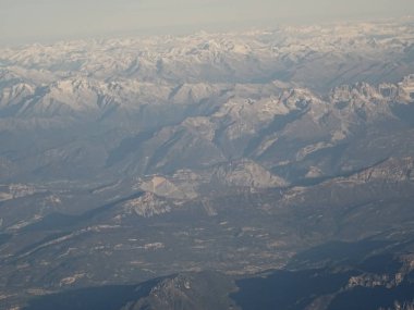 uçak görünümünden dağlar