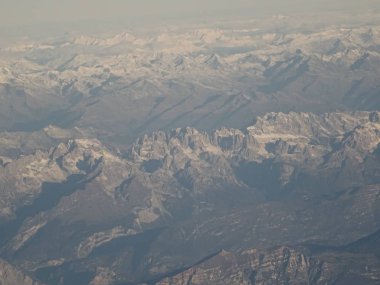 uçak görünümünden dağlar