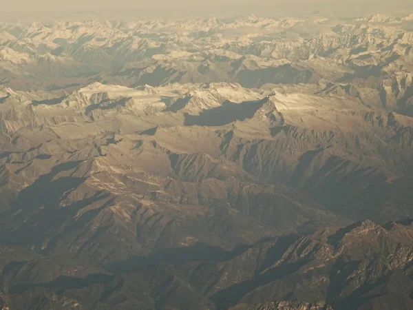 uçak görünümünden dağlar