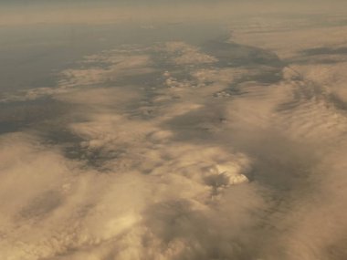 Yukarıdaki beyaz bulutlar görünümü