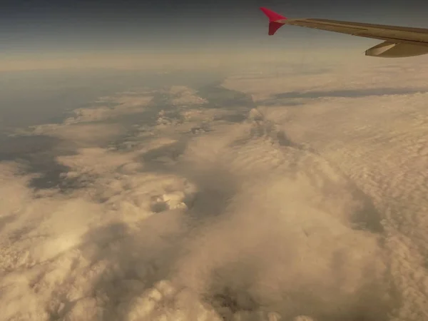 하늘에서 비행기 — 스톡 사진