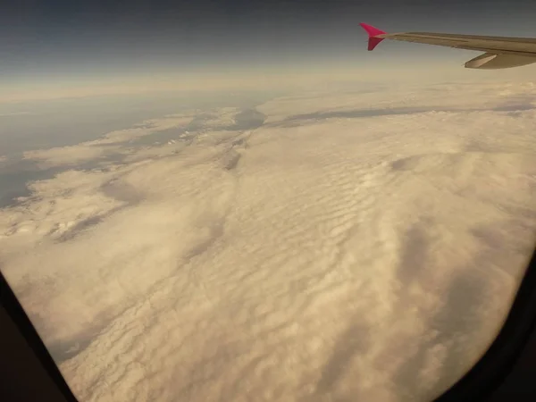 窓からの空の眺めで飛行機テールピース — ストック写真