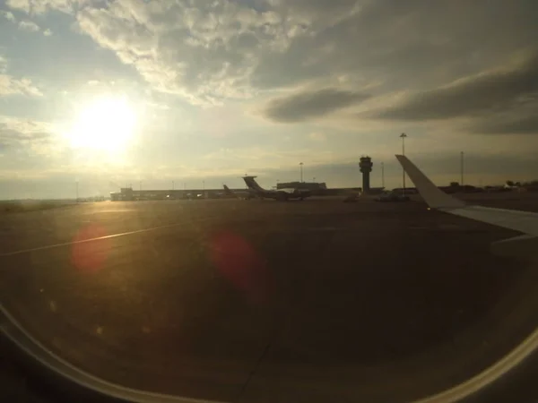 飛行機の窓からの空港ビュー — ストック写真
