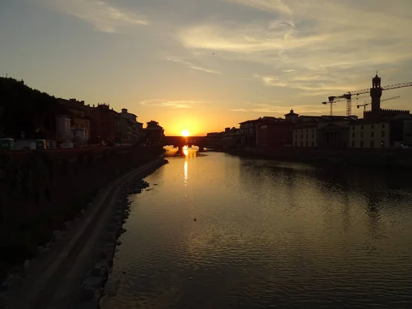 Strahlender Sonnenuntergang Hinter Der Alten Brücke Florenz Italien — Stockfoto