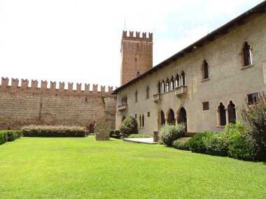 Yeşil bir avluya İtalyanca Kalesi