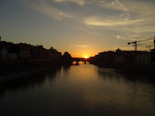 Puesta Sol Brillante Detrás Del Viejo Puente Florencia Italia — Foto de Stock