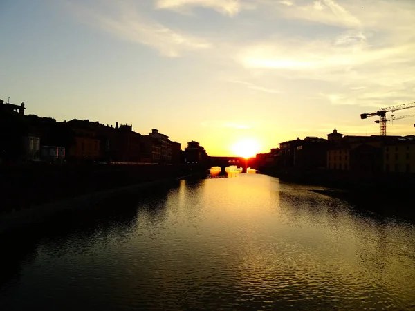 Heldere Zonsondergang Achter Oude Brug Florence Italië — Stockfoto