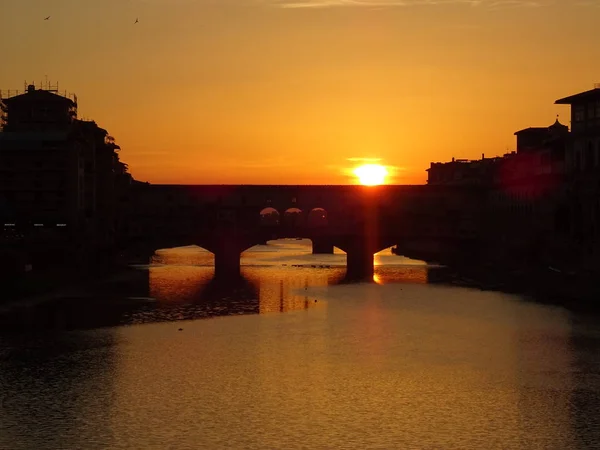 Pôr Sol Brilhante Atrás Ponte Velha Florença Itália — Fotografia de Stock