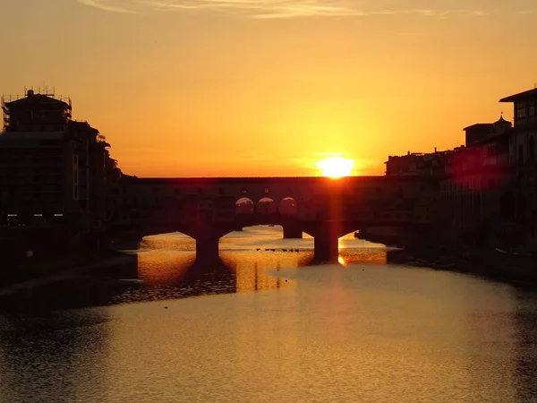 Puesta Sol Brillante Detrás Del Viejo Puente Florencia Italia —  Fotos de Stock