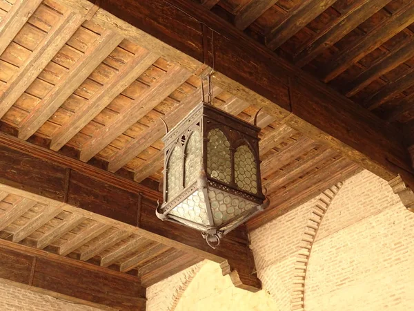木製の天井のビンテージ ランプ — ストック写真