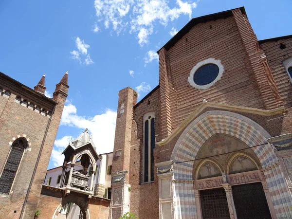Italiaans Kerk Toren Achtergrond Close — Stockfoto