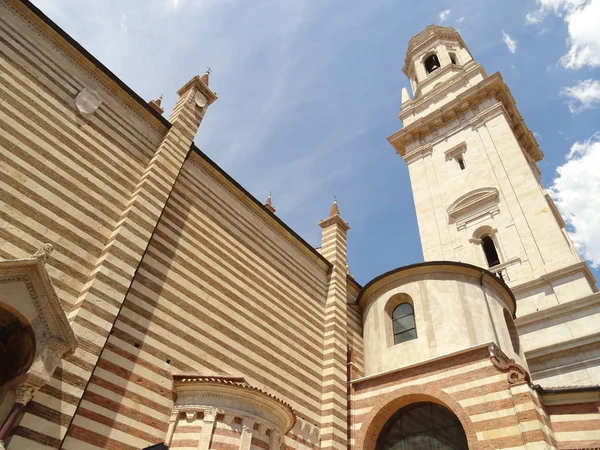 Talyanca Kilise Kule Arka Plan Yakın Çekim — Stok fotoğraf