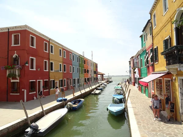 イタリアのブラーノ島でカラフルな家のファサード — ストック写真