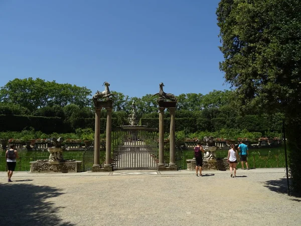 Porta Del Giardino Del Castello Italiano — Foto Stock