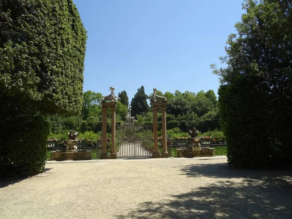 Italian Castle Garden Gate — Stock Photo, Image