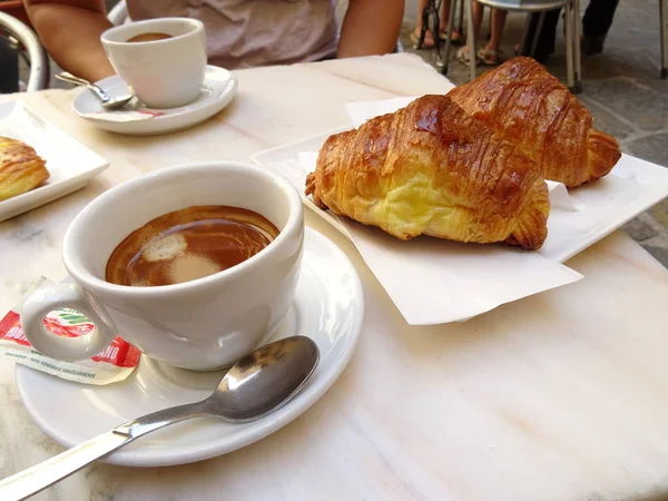 Italienisches Café Mit Leckeren Croissants — Stockfoto