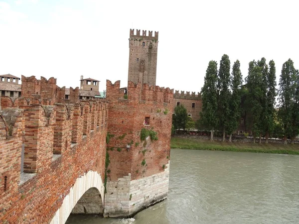 Ιταλικά Ποταμού Γύρω Από Ένα Κάστρο — Φωτογραφία Αρχείου