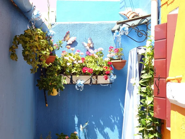 Blue Italian House Ade Con Flores —  Fotos de Stock