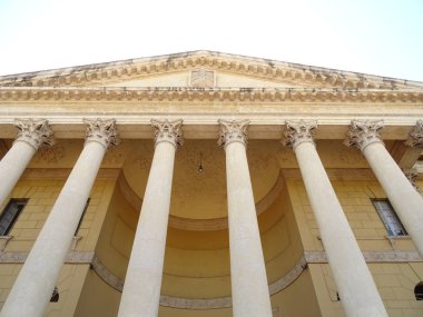 Gündüz bir İtalyan Binasının Yüksek Sütunları 