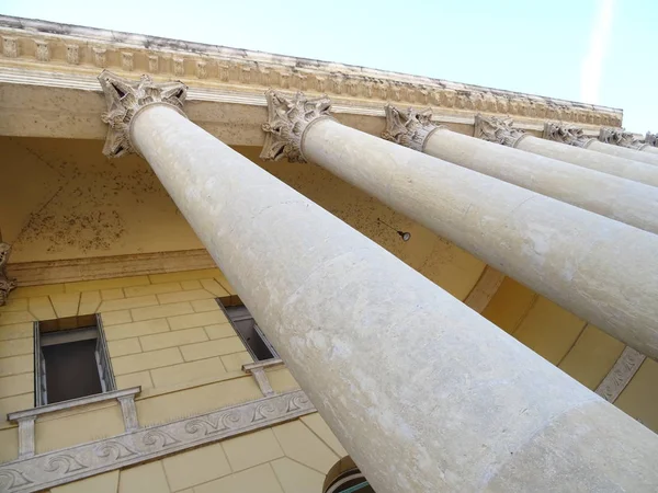 Columnas Altas Edificio Italiano Durante Día — Foto de Stock