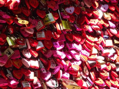 Kırmızı ve pembe aşk Locks bir Wall üzerinde Verona asılı