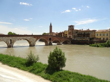 İtalyan Nehri şehirde akan 