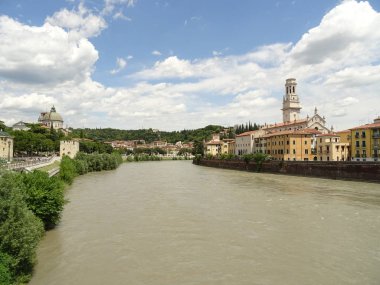 İtalyan Nehri şehirde akan 