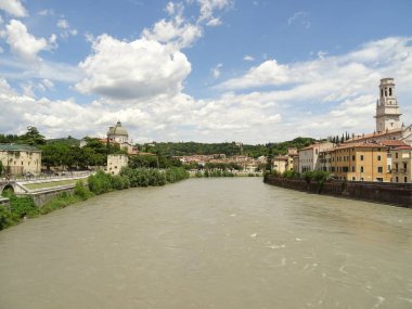 İtalyan Nehri şehirde akan 
