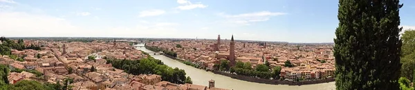 フィレンツェ川とパノラマシティビュー — ストック写真