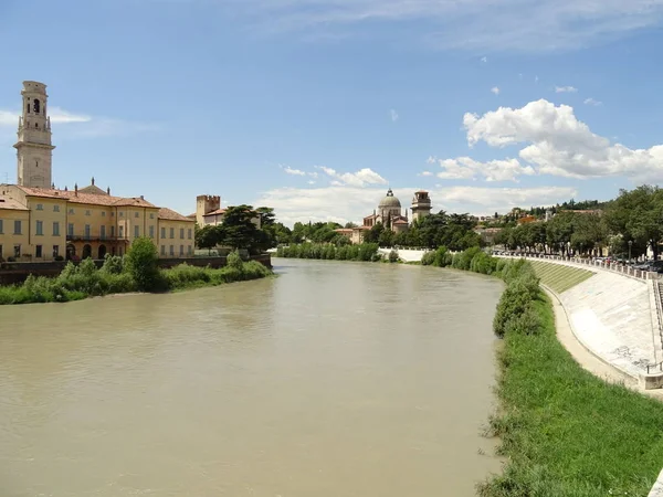 Italiaanse Rivier Stroomt Stad — Stockfoto