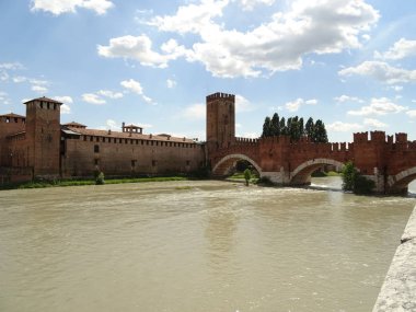 İtalyanca nehir bir Castle çevresinde