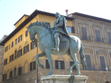 Atlı heykeli İtalya