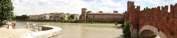 Italienischer Fluss Eine Burg — Stockfoto