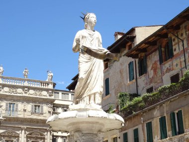 İtalya'da gündüz heykeli 