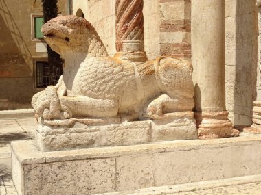 Gündüz İtalya'da Griffin Heykeli 