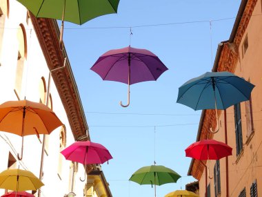 Aşağıdan Renkli Şemsiyeler görünümü