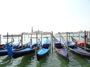 Bir Venedik Chanel, Italya içinde gondolas