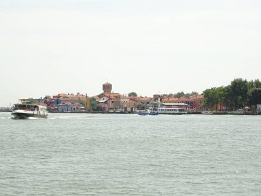 Denizden Burano renkli evler göster
