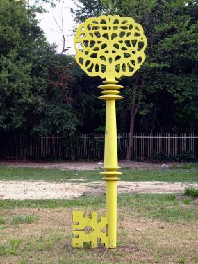 Dev Vintageyellow kapı anahtar heykel bir şehir parkı