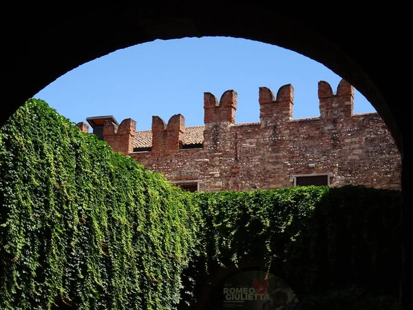 Kast Duvar Görünümü Arkasında Bir Kemer — Stok fotoğraf