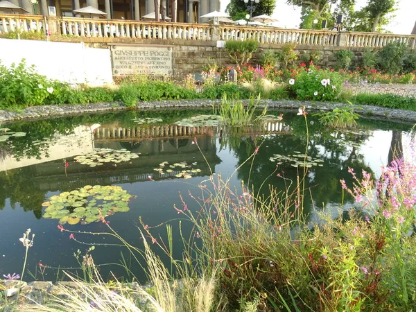 Pequeño Lago Jardín Italia — Foto de Stock