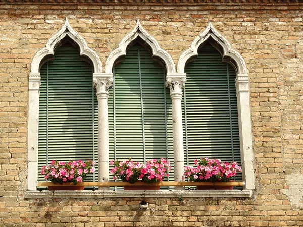 Окна Традиционного Итальянского Здания — стоковое фото