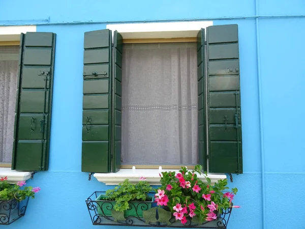 Blue Italian House Ade Con Flores —  Fotos de Stock