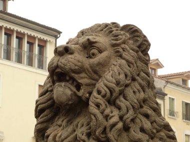 Este, Italya taş aslan heykeli