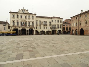 Este Şehir Meydanı, Italya