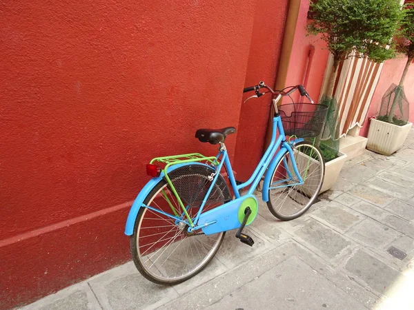 Rower Przed Włoskim Domem — Zdjęcie stockowe