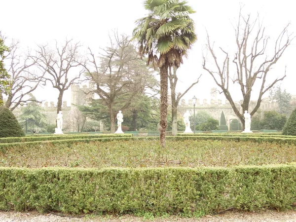 埃斯特老城堡花园与雕像和棕榈树 — 图库照片
