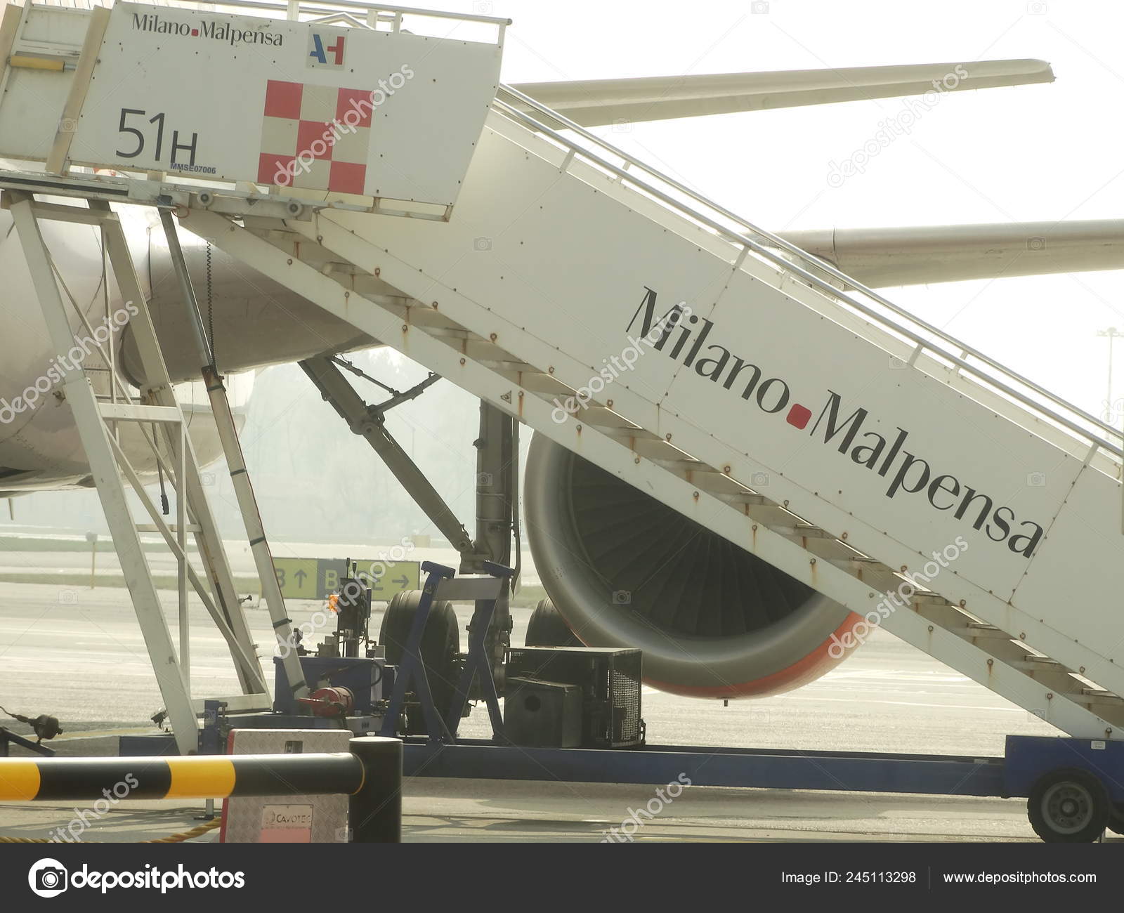 ミラノマルペンサ空港の白い飛行機の階段 ストック写真 C Imagesto ミラノマルペンサ空港の白い飛行機の階段 ストック写真 C Imagesto