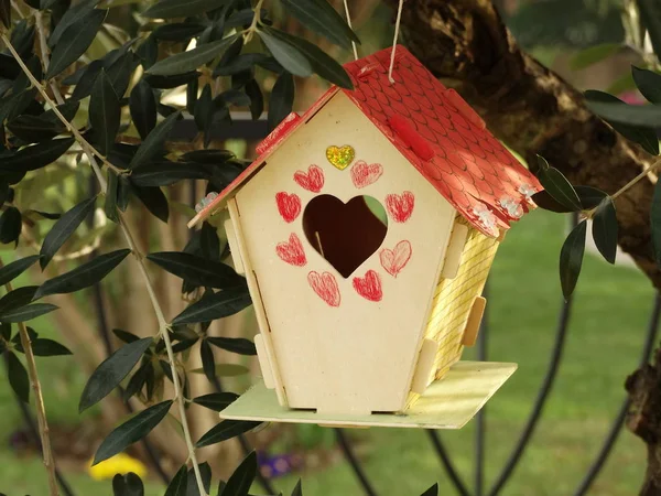 Hölzernes Vogelhaus Mit Einem Herzloch Das Einem Baum Hängt — Stockfoto